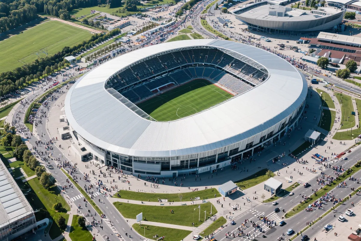 大型体育场周边的交通与人流动线示意，比赛日出行氛围